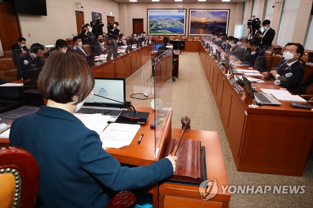 與 부동산감독기구법 일부 조항에…국토위 "기본권 제한"