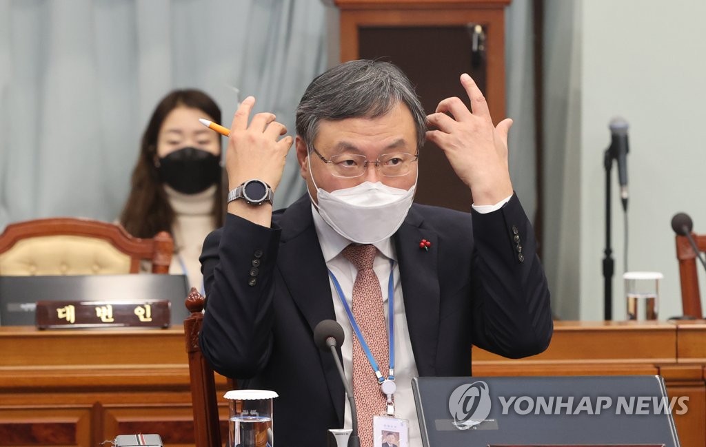 "신현수, 檢인사 조율 중 '박범계 인사안' 재가되자 사의"