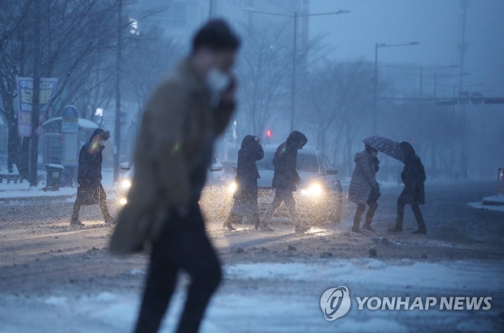 장성 7.5㎝ 눈…찬 바람까지 불어 광주·전남 출근길 불편