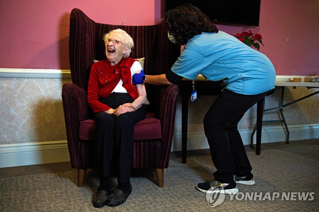 영국 하루 60만명 코로나 백신 접종…900만명 1차 완료