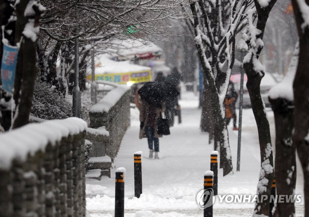 전북 대체로 맑고 곳곳에 눈…장수 4㎝ 쌓여