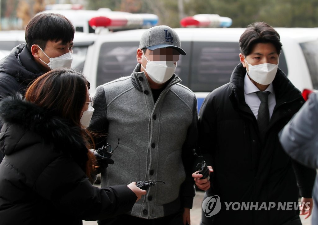 '경비원 때려 코뼈 골절' 입주민 구속 기소…반성문 제출