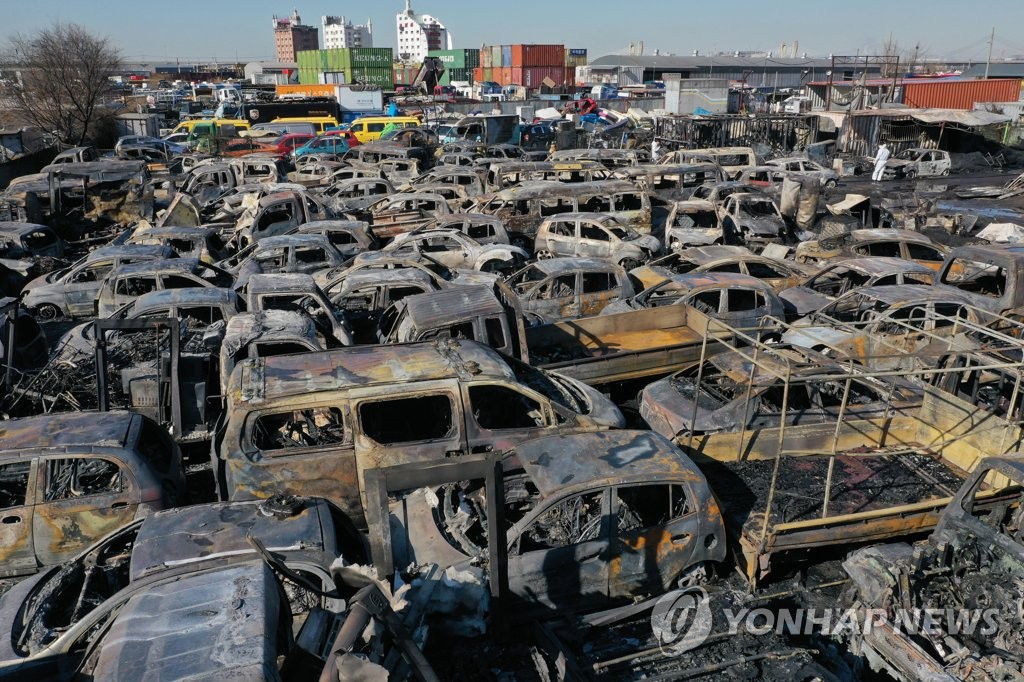 인천서 불에 탄 중고차 100대 2주째 방치…"당장 처분 어려워"