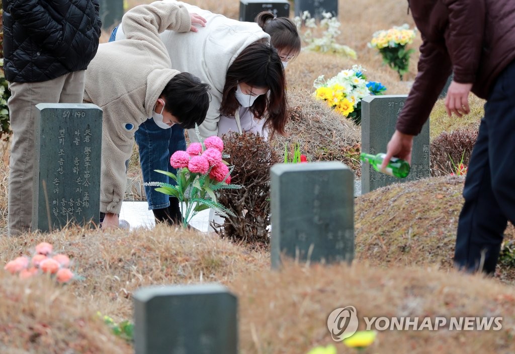 "미리 인사 다녀왔어요" 설날인데도 한산한 공원묘지