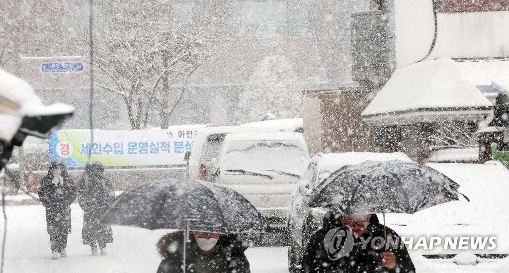 강원 춘천에 8.9cm 눈…출근길 곳곳 빙판길에 불편