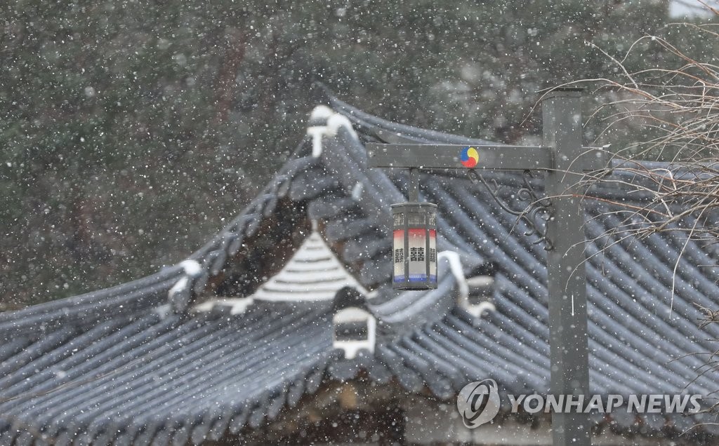 춥고 구름 많은 경남…서부내륙 오후까지 눈