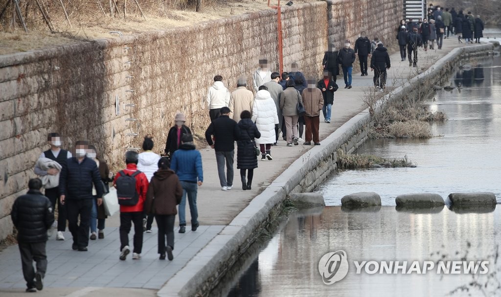 500명대로 줄었지만 확산세 여전…거리두기 개편·적용시점 고심(종합)