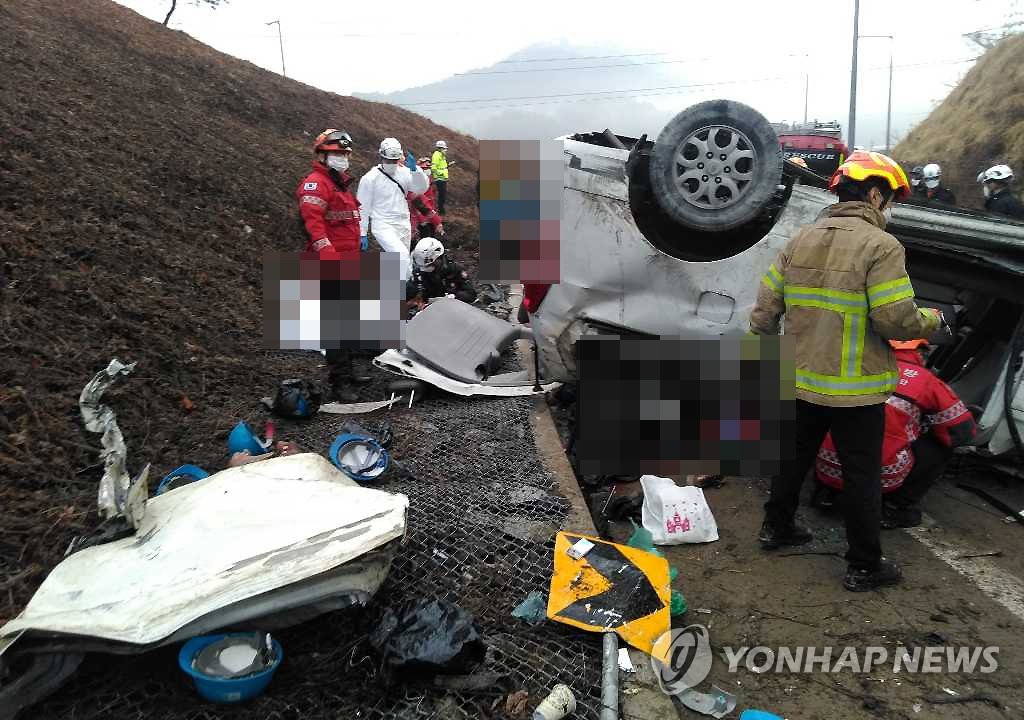 일용근로자 탄 승합차 뒤집혀 7명 사망…"과속·벨트 미착용"