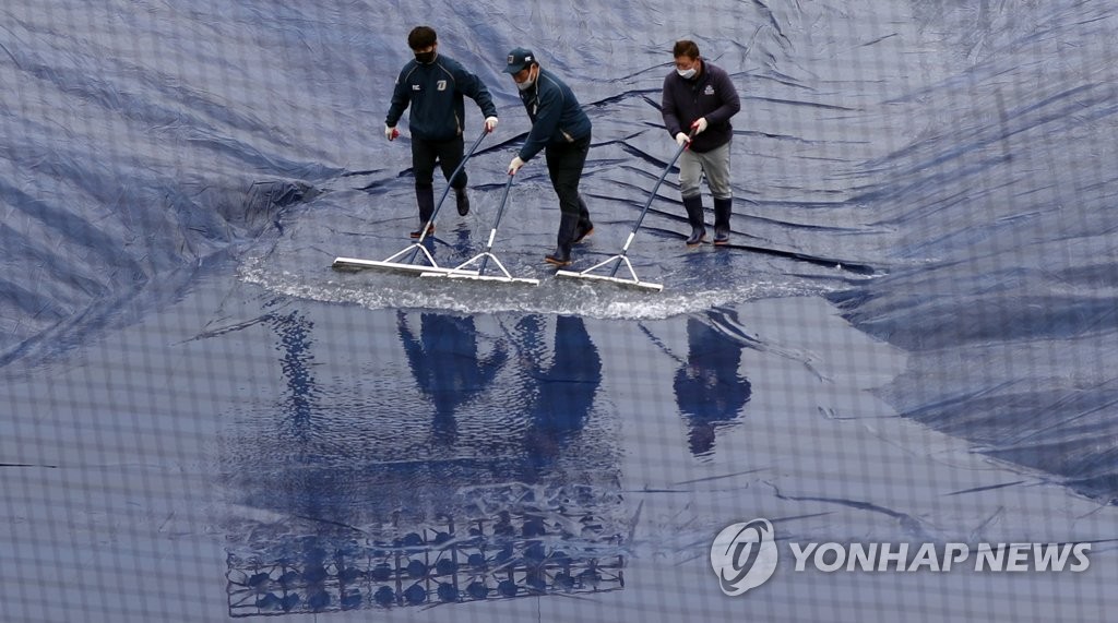 NC 스프링캠프 첫날 '비 온 뒤 갬'…오후엔 야외 훈련(종합)