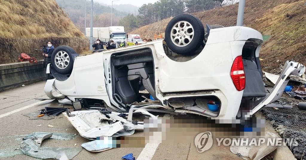 일용근로자 탄 승합차 뒤집혀 7명 사망…"과속·벨트 미착용"