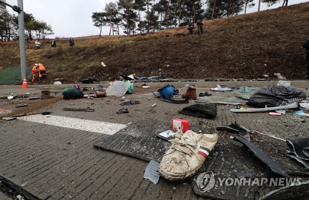 처참한 승합차 사고 현장…차량 뒤집히고 소지품 나뒹굴어