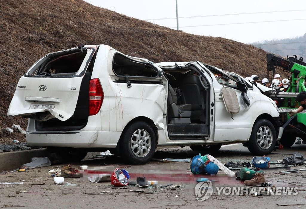 처참한 승합차 사고 현장…차량 뒤집히고 소지품 나뒹굴어