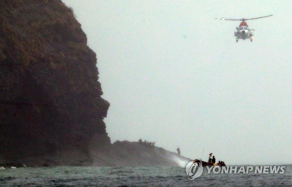 제주 성산일출봉 갯바위 고립 선원 5명 14시간 만에 헬기 구조(종합2보)