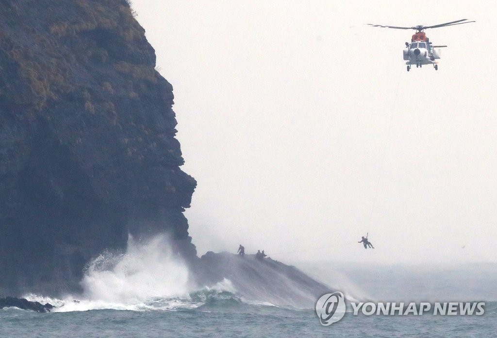 제주 성산일출봉 갯바위 고립 선원 5명 14시간 만에 헬기 구조(종합2보)