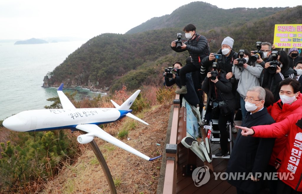 與 "부산-규슈 해저터널 野공약, 日대륙진출 야심 우려"