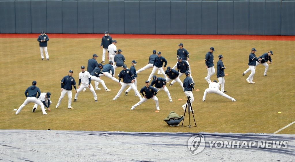 NC 스프링캠프 첫날 '비 온 뒤 갬'…오후엔 야외 훈련(종합)