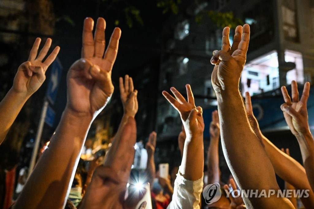 미얀마 군부, 수치 옭아매기 시동?…반역죄 기소설 나돌아