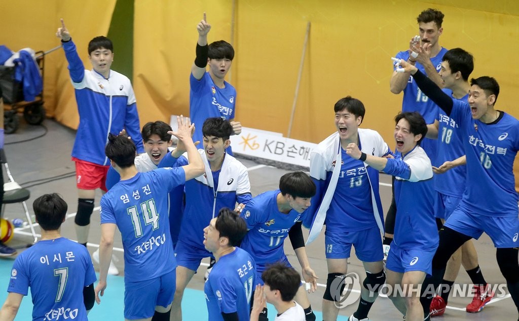 '켈시+박정아 53점' 도로공사, 기업은행에 3-2 역전승…3위 도약(종합)