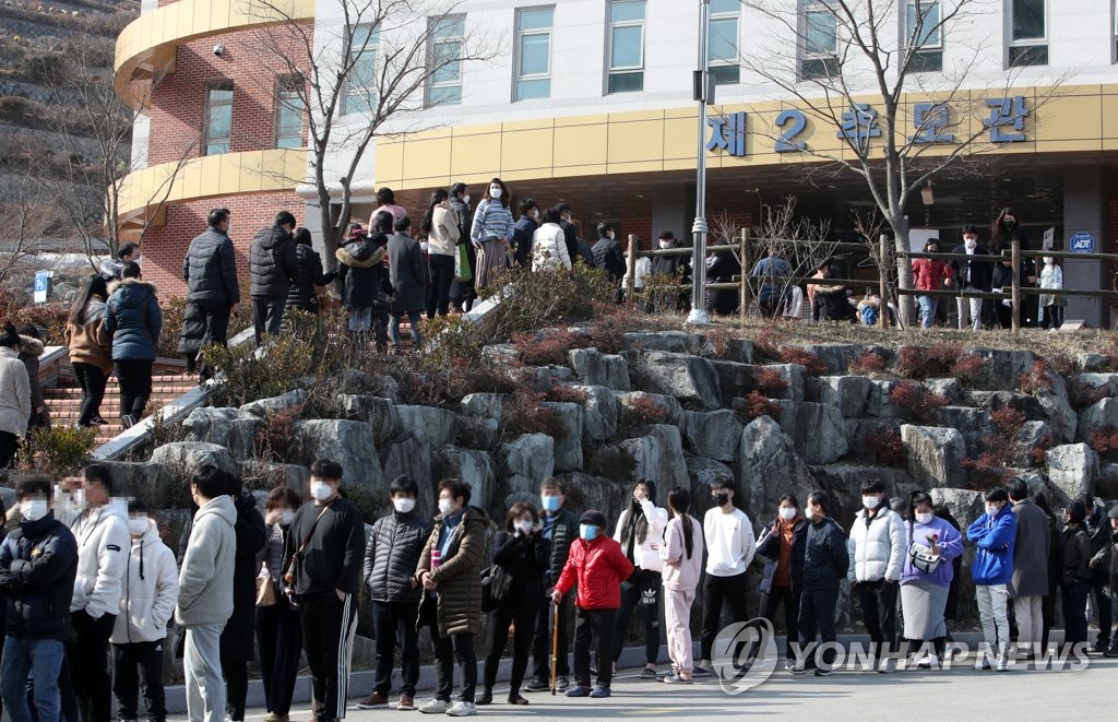 '설 연휴 임시 폐쇄' 광주 영락·망월묘지에 성묘 행렬