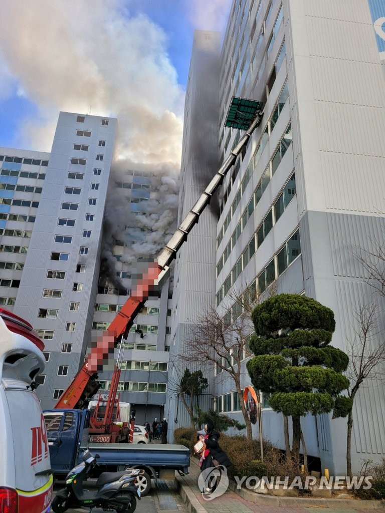 군산 아파트 7층서 불…14명 부상·52명 대피(종합)