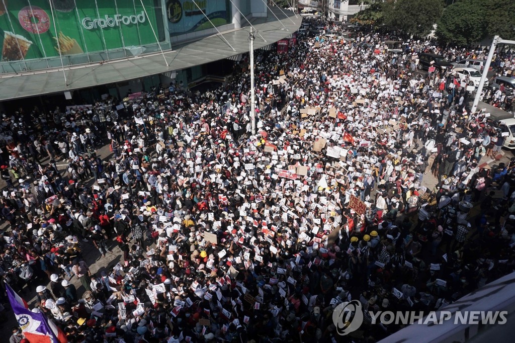 미, 미얀마 최고사령관 등 군부 제재…원조는 시민사회로 이전