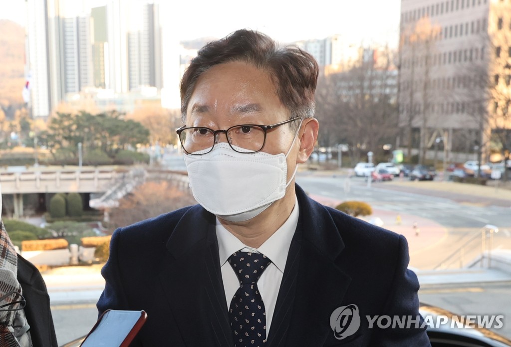 박범계, '김학의 사건' 수사받는 인천공항 출입국청 방문