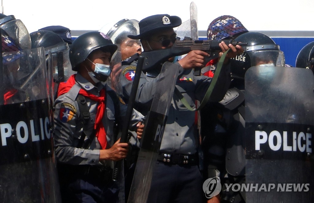 [속보] "미얀마 시위 참가자 1명, 경찰 발포로 사망"[로이터]