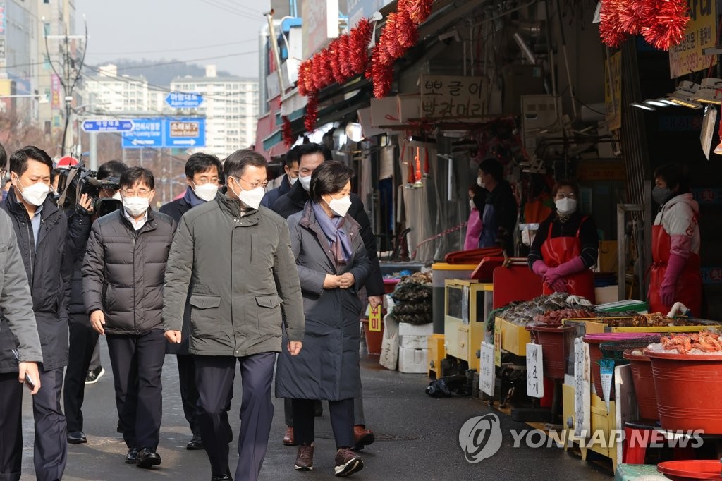 문대통령, '화재 극복' 소래포구 시장 4년만에 다시 찾아