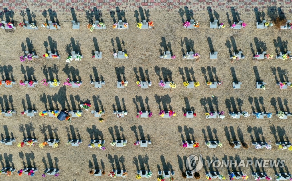 "미리 인사 다녀왔어요" 설날인데도 한산한 공원묘지