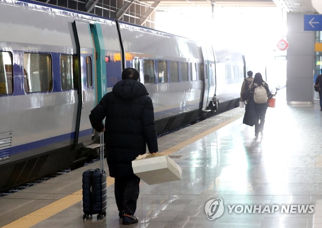 '설 연휴 맞아?'…부산 역·터미널·공항 귀성객 한산