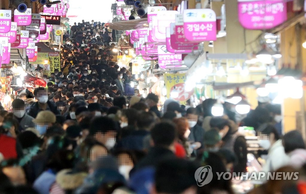 '봄날 같은 포근한 설 연휴' 전국 관광지·도심 활기