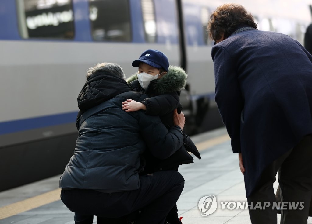 오늘 400명 밑돌듯,11시 거리두기-5인금지-영업제한 조정안 발표