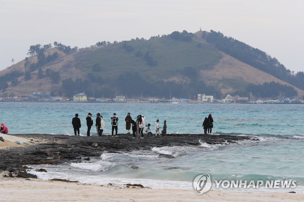 여행자제 당부에도…설연휴 마지막 날 제주공항 '북적'