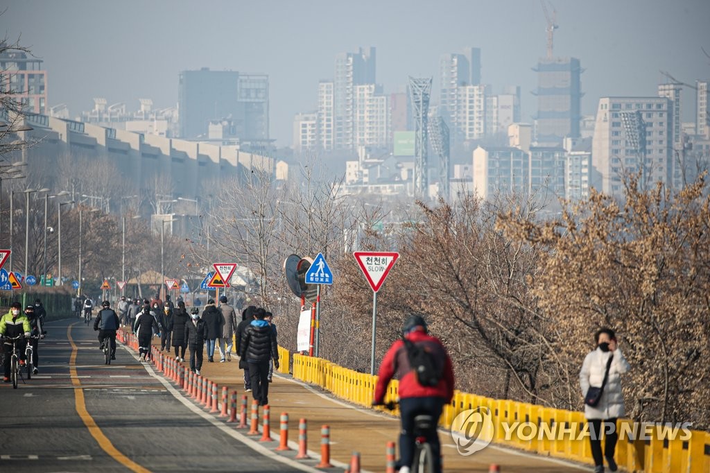 '봄날 같은 포근한 설 연휴' 전국 관광지·도심 활기