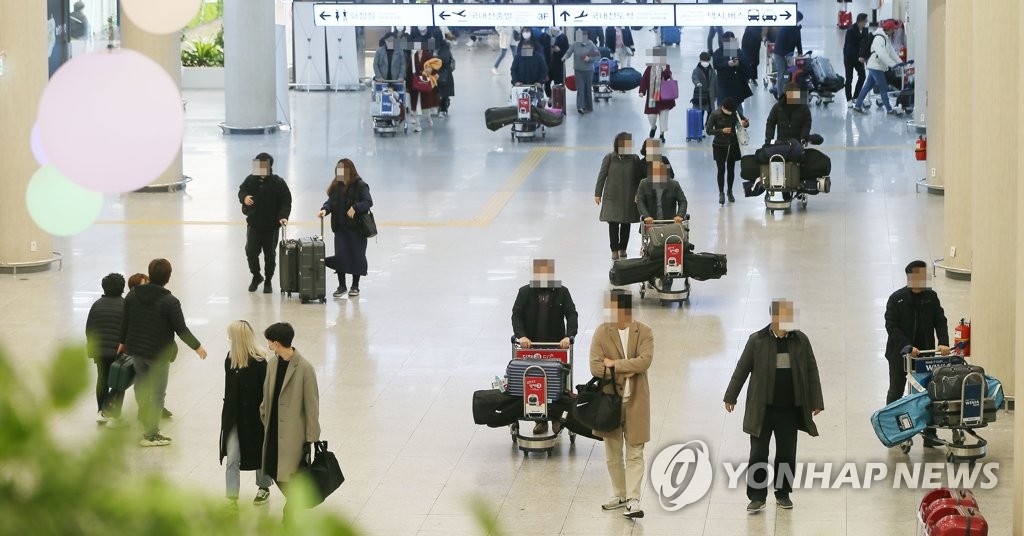 여행자제 당부에도…설연휴 마지막 날 제주공항 '북적'