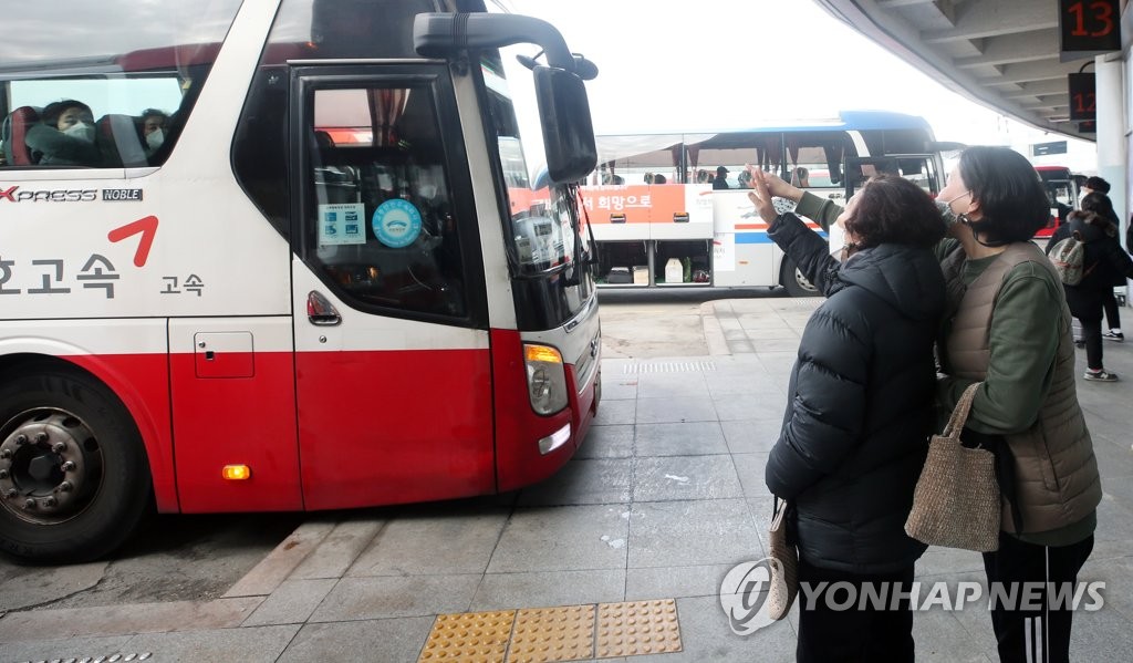 "명절다운 명절 보내고 싶어요"…아쉬움 가득한 귀경길 풍경