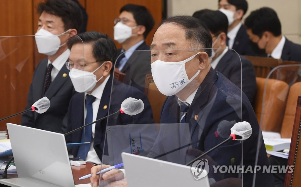 홍남기 "매출 10억 소상공인까지 지원금 검토…3월중 지급"(종합2보)