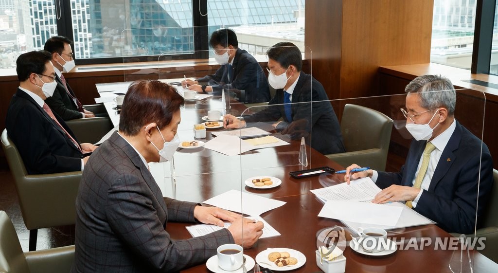 하나금융 회장 4연임 도전에 금융위원장 "회추위 판단 존중"