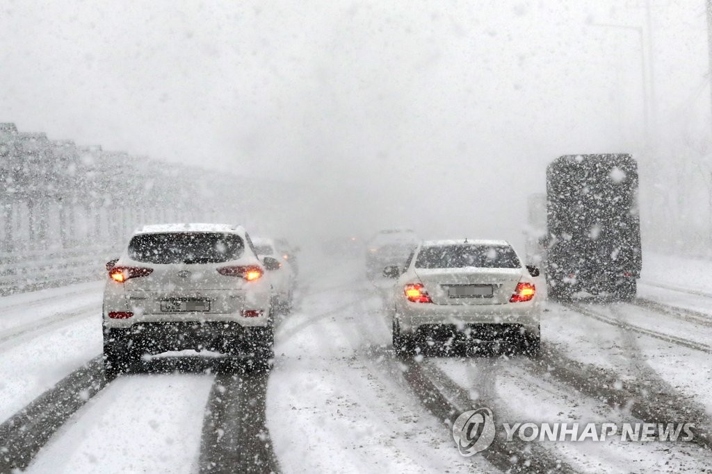 '대설경보' 보령 시간당 7㎝ 눈…충남서 차 사고도 잇따라