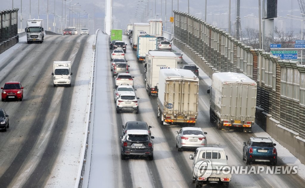 나주 8.9㎝ 눈…광주·전남 출근길 '거북이걸음'(종합)