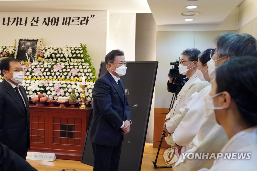 문대통령, 백기완 선생 빈소 조문…"훨훨 날아가시길"(종합)