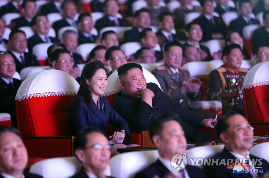 국가안보전략硏 "리설주 두문불출, 출산 때문으로 보여"