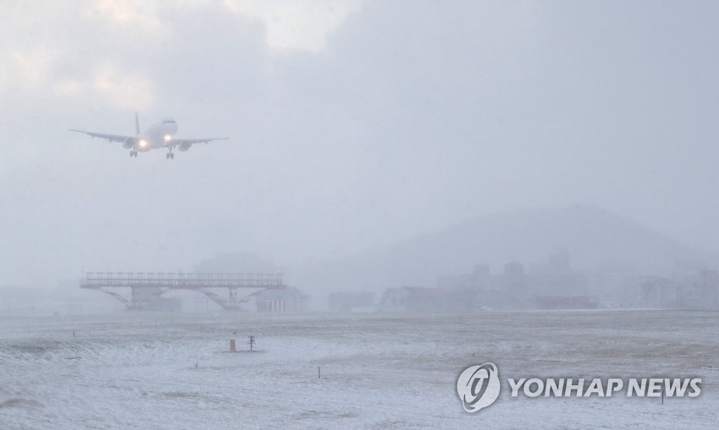 제주 이틀째 눈보라에 사고 속속…일부 산간 도로 통제