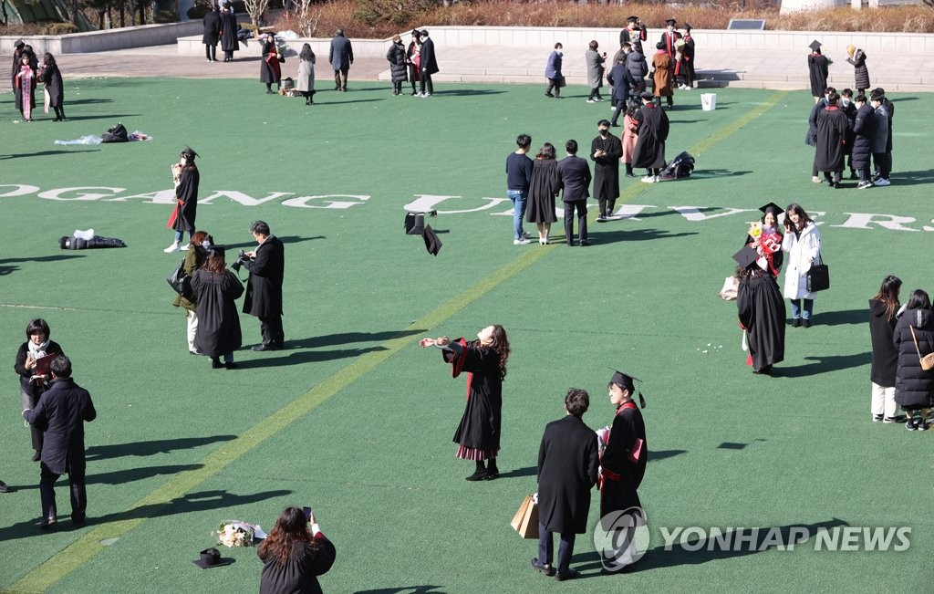 오늘도 400명대 예상…백신 접종-거리두기 연장속 확산세 꺾일까