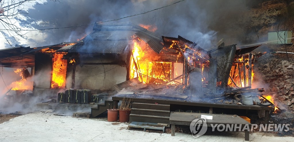 밀양 야산서 불…4시간 30분 만에 완진(종합)