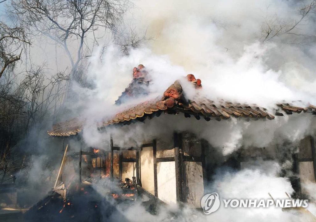 강릉시 성산면 산불 1시간 40분만에 진화…산림 4천㎡ 잿더미(종합)