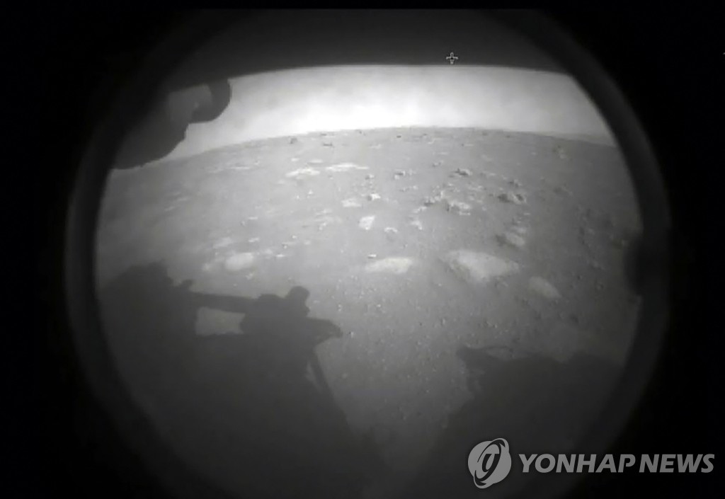 미 탐사 로버 7개월 여정끝 화성 착륙…생명체 흔적 탐사 착수(종합2보)
