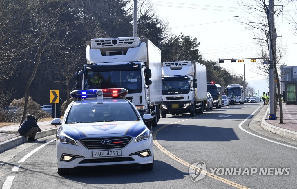 군사작전 방불케한 백신수송…차량째 수송기 실려 제주도까지