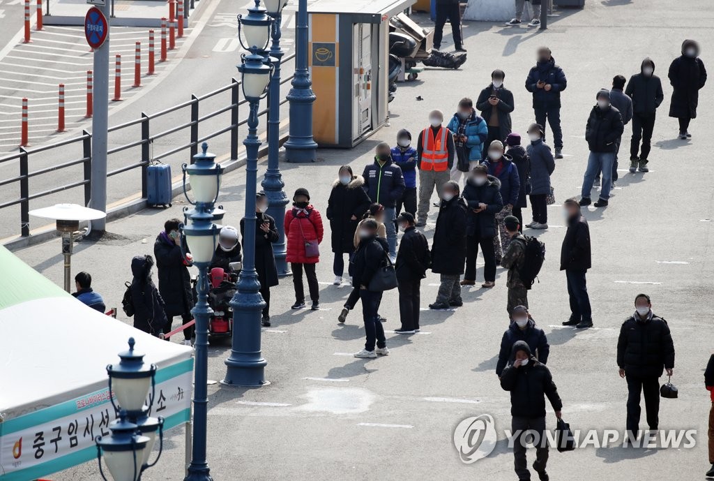 [3보] 신규확진 446명 나흘만에 400명대로 내려와…집단감염 여파 지속