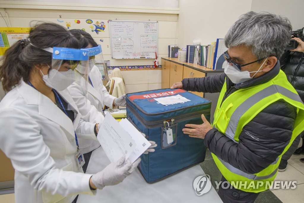 특전사 호위 받으며 도착한 백신, 철통경계 속 보관 장소로